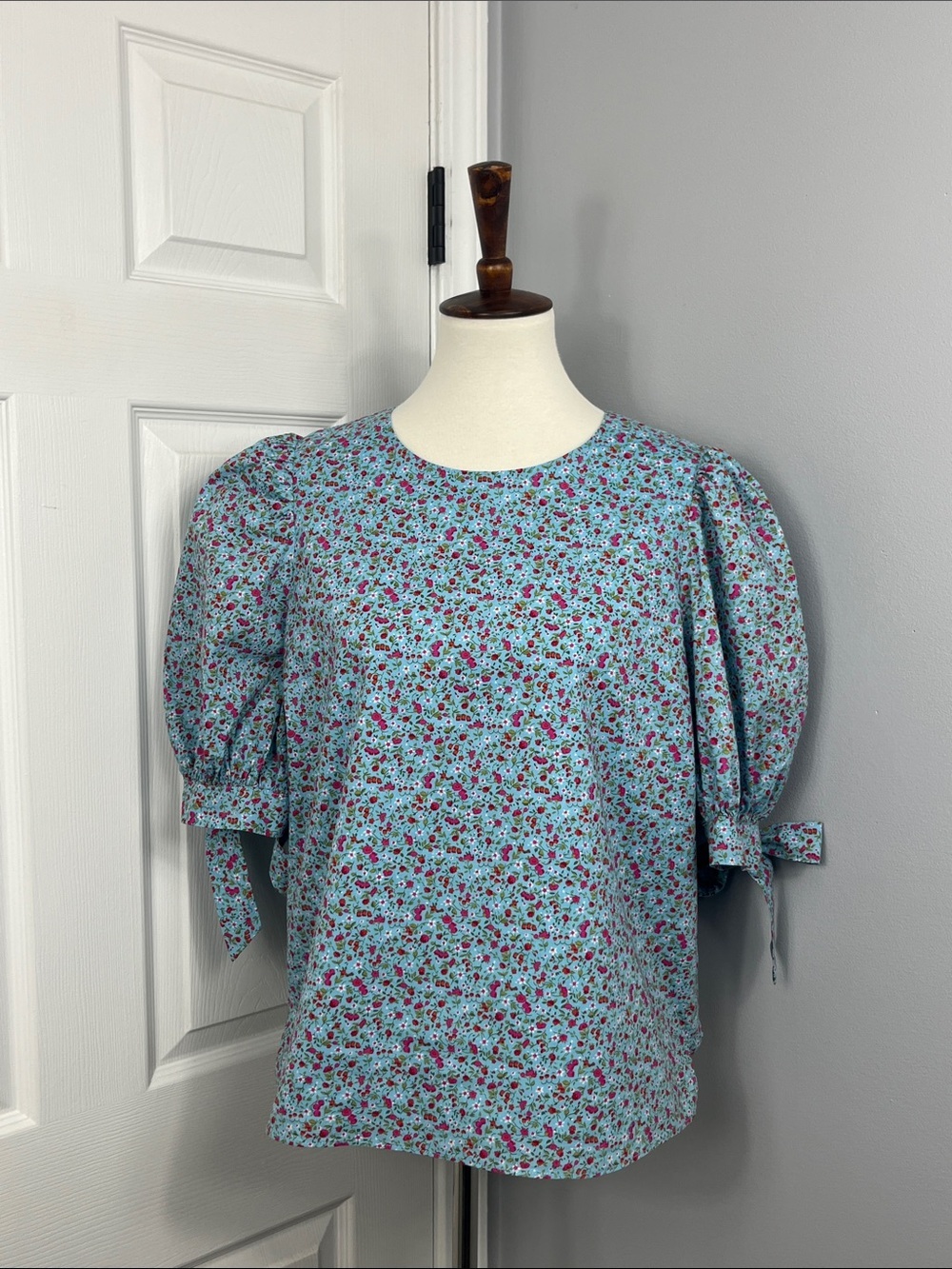 Tuckernuck Hyacinth House Fiona Ditsy Floral Elbow Sleeves Blouse - Picture 2 of 11